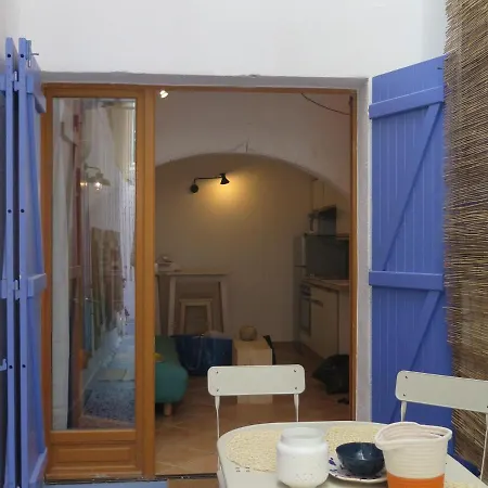 En - Coeur Pieton Historique Avec Patio Privatif, La Au Bout De La Rue ! * La Ciotat